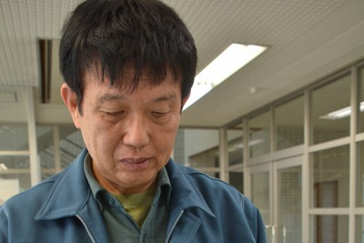 採集し、標本となったオオクチユゴイを示す清水孝昭さん。「この大きさならひと冬、あるいはふた冬を越したかもしれない」と話す＝愛媛県伊予市で2025年12月18日、松倉展人撮影