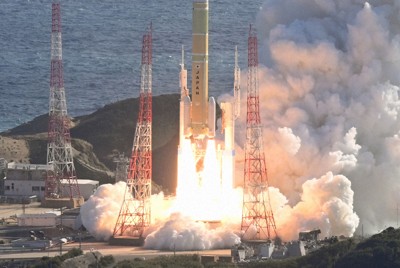 準天頂衛星「みちびき5号機」を搭載して上昇するH3ロケット8号機＝鹿児島県南種子町の種子島宇宙センターで2025年12月22日午前10時51分、本社ヘリから上入来尚撮影