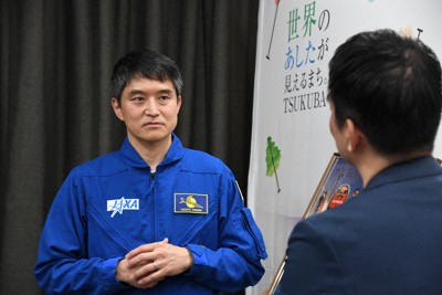 茨城県つくば市の五十嵐立青市長と会談する大西卓哉宇宙飛行士＝つくば市役所で2025年12月22日午後3時27分、酒造唯撮影