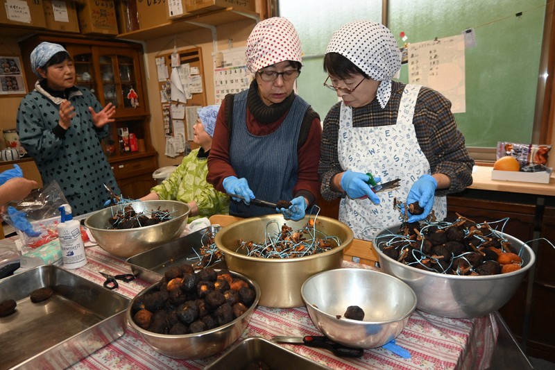 チョコ「秋の森の片隅で…」「夏祭りの頃」リース 青森の伝承料理を後世に 「津軽のAKB」地元女性の取り組み [写真特集1