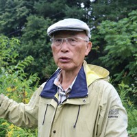 2018年にヒグマを駆除した現場で札幌高裁判決に異議を唱える池上治男さん＝2025年8月20日午後4時47分、後藤佳怜撮影