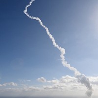 種子島宇宙センターから発射されたH3ロケット8号機が残した白煙＝鹿児島県南種子町で2025年12月22日午前10時53分、本社ヘリから上入来尚撮影