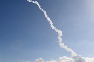 種子島宇宙センターから発射されたH3ロケット8号機が残した白煙＝鹿児島県南種子町で2025年12月22日午前10時53分、本社ヘリから上入来尚撮影
