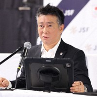 ミラノ・コルティナオリンピックの代表選考について説明する竹内洋輔強化部長＝東京・代々木第一体育館で2025年12月21日、猪飼健史撮影