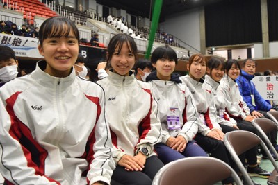 初めての都大路で最後までたすきをつないだ城東の選手たち＝京都市右京区の市体育館で2025年12月21日午後3時53分、中田博維撮影