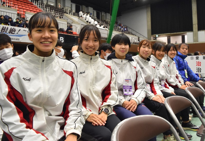 初めての都大路で最後までたすきをつないだ城東の選手たち＝京都市右京区の市体育館で2025年12月21日午後3時53分、中田博維撮影