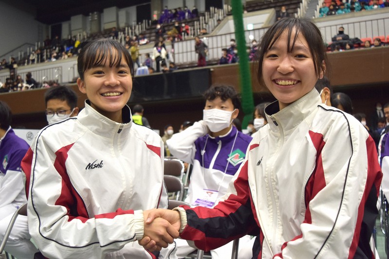 アクシデントはあったが、念願の都大路を走り終えて笑顔を見せる城東2年の近藤桜菜（左）と立石里央菜＝京都市右京区の市体育館で2025年12月21日午後3時51分、中田博維撮影