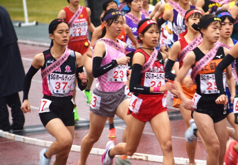 1区でスタートを切った城東の近藤桜菜（左端、ゼッケンナンバー37）＝京都市のたけびしスタジアム京都で2025年12月21日午前10時20分、中田博維撮影