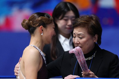 女子フリーの縁演技を終えた坂本花織（左）を抱きしめる中野園子コーチ（右）＝東京・代々木第1体育館で2025年12月21日、猪飼健史撮影