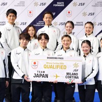 ミラノ・コルティナオリンピックの代表に選ばれ記念撮影に応じる（前列左から）三浦佳生、佐藤駿、鍵山優真、坂本花織、中井亜美、千葉百音、（後列左から）木原龍一、三浦璃来、森口澄士、長岡柚奈、吉田唄菜、森田真沙也＝東京・国立代々木競技場で2025年12月21日、猪飼健史撮影