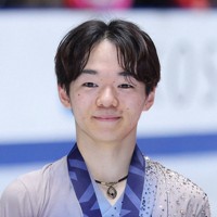 男子の表彰式で笑顔を見せる鍵山優真＝東京・代々木第一体育館で2025年12月20日、猪飼健史撮影
