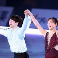 2人でステップを披露しあいさつする坂本花織（右）と鍵山優真＝東京・代々木第1体育館で2025年12月22日、猪飼健史撮影