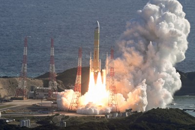 準天頂衛星「みちびき5号機」を搭載して上昇するH3ロケット8号機＝鹿児島県南種子町の種子島宇宙センターで2025年12月22日午前10時51分、本社ヘリから上入来尚撮影