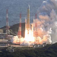 準天頂衛星「みちびき5号機」を搭載して上昇するH3ロケット8号機＝鹿児島県南種子町の種子島宇宙センターで2025年12月22日午前10時51分、本社ヘリから上入来尚撮影
