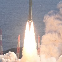 準天頂衛星「みちびき5号機」を搭載して上昇するH3ロケット8号機＝鹿児島県南種子町の種子島宇宙センターで2025年12月22日午前10時51分、本社ヘリから上入来尚撮影