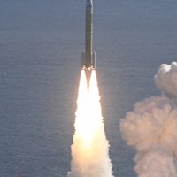 準天頂衛星「みちびき5号機」を搭載して上昇するH3ロケット8号機＝鹿児島県南種子町の種子島宇宙センターで2025年12月22日午前10時51分、本社ヘリから上入来尚撮影