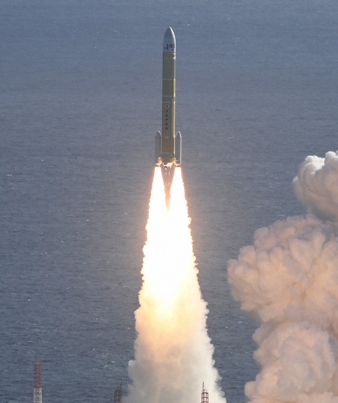 準天頂衛星「みちびき5号機」を搭載して上昇するH3ロケット8号機＝鹿児島県南種子町の種子島宇宙センターで2025年12月22日午前10時51分、本社ヘリから上入来尚撮影