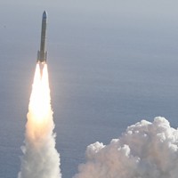 準天頂衛星「みちびき5号機」を搭載して上昇するH3ロケット8号機＝鹿児島県南種子町の種子島宇宙センターで2025年12月22日午前10時51分、本社ヘリから上入来尚撮影