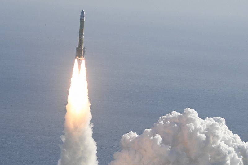 準天頂衛星「みちびき5号機」を搭載して上昇するH3ロケット8号機＝鹿児島県南種子町の種子島宇宙センターで2025年12月22日午前10時51分、本社ヘリから上入来尚撮影