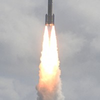 準天頂衛星「みちびき5号機」の軌道投入に向けて上昇を続けるH3ロケット8号機＝鹿児島県南種子町の種子島宇宙センターで2025年12月22日午前10時52分、本社ヘリから上入来尚撮影