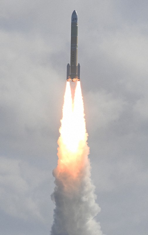 準天頂衛星「みちびき5号機」の軌道投入に向けて上昇を続けるH3ロケット8号機＝鹿児島県南種子町の種子島宇宙センターで2025年12月22日午前10時52分、本社ヘリから上入来尚撮影