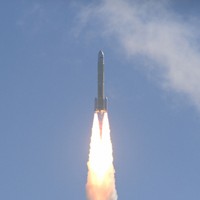 準天頂衛星「みちびき5号機」の軌道投入に向けて上昇を続けるH3ロケット8号機＝鹿児島県南種子町の種子島宇宙センターで2025年12月22日午前10時52分、本社ヘリから上入来尚撮影
