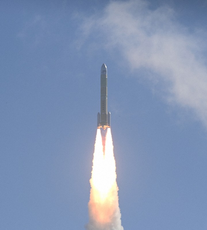 準天頂衛星「みちびき5号機」の軌道投入に向けて上昇を続けるH3ロケット8号機＝鹿児島県南種子町の種子島宇宙センターで2025年12月22日午前10時52分、本社ヘリから上入来尚撮影