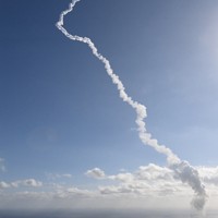 仕切り直しでJAXAの種子島宇宙センターから発射されたH3ロケット8号機の航跡＝鹿児島県南種子町で2025年12月22日午前10時53分、本社ヘリから上入来尚撮影
