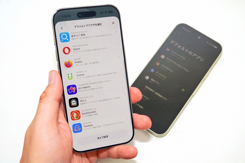 スマホ新法が施行され、アップルやグーグルはそれぞれのOSに新機能を加えるなど、対応を図った。写真左はiPhone Air、右はPixel 10＝筆者撮影