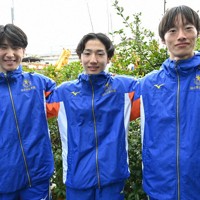 レース後、「このメンバーで走れてよかった」とたたえ合った（左から）近江亮、菅野元太、鈴木大翔の3選手＝京都市で2025年12月21日、百武信幸撮影