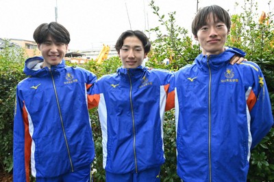 レース後、「このメンバーで走れてよかった」とたたえ合った（左から）近江亮、菅野元太、鈴木大翔の3選手＝京都市で2025年12月21日、百武信幸撮影