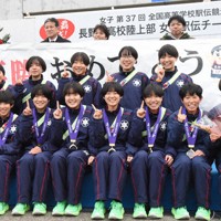 優勝を祝う横断幕を背に喜ぶ長野東の選手たち＝長野市で2025年12月22日、鈴木英世撮影