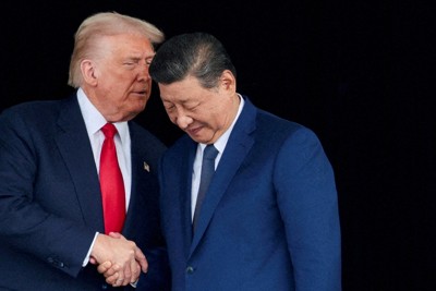 米中首脳会談後、言葉を交わすトランプ米大統領（左）と中国の習近平国家主席＝韓国・釜山で2025年10月30日、ロイター