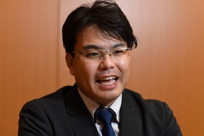 インタビューに答える帝国データバンクの飯島大介さん＝東京都新宿区で2025年12月9日、宮本明登撮影