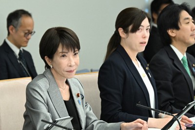 人工知能戦略本部会議に臨む高市早苗首相（左）。右は小野田紀美人工知能戦略担当相＝首相官邸で2025年12月19日午前10時26分、平田明浩撮影