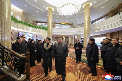 三池淵観光地区に完成したイカルホテルを視察する金正恩朝鮮労働党総書記（中央）と娘＝北朝鮮北東部・両江道で2025年12月20日、朝鮮中央通信・朝鮮通信