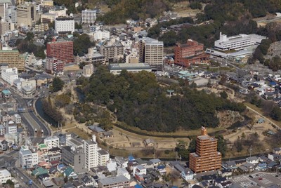 湯築城跡の全景。内堀、外堀と二重の堀に囲まれ、左上には道後温泉本館がある＝松山市で2014年（同市提供）