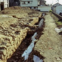 椿泊小の校舎改築に伴い2006年度に実施した発掘調査で見つかった古い石垣。右手が椿泊湾＝徳島県阿南市椿泊町で2007年（同市提供）
