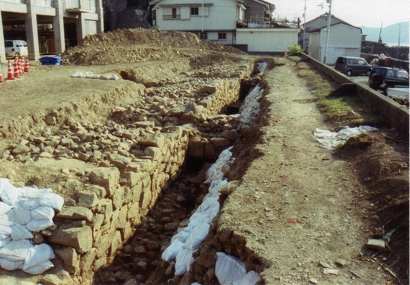 椿泊小の校舎改築に伴い2006年度に実施した発掘調査で見つかった古い石垣。右手が椿泊湾＝徳島県阿南市椿泊町で2007年（同市提供）