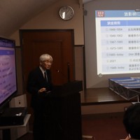 ゲノム解析について説明する放射線影響研究所の神谷研二理事長＝広島市南区で2025年12月23日午後1時12分、井村陸撮影