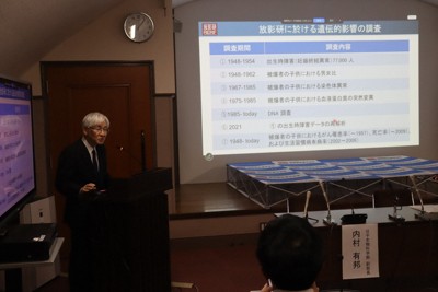 ゲノム解析について説明する放射線影響研究所の神谷研二理事長＝広島市南区で2025年12月23日午後1時12分、井村陸撮影