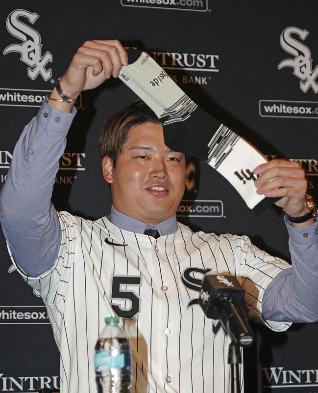 村上宗隆、靴下を取り出し笑い誘う ホワイトソックス入団会見 | 毎日新聞