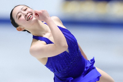 全日本選手権の女子フリーで演技する青木祐奈選手＝東京・国立代々木競技場で2025年12月21日、猪飼健史撮影