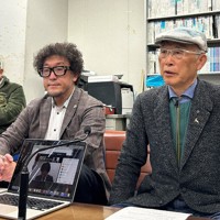 最高裁での弁論開始決定を受けて記者会見する原告の池上治男さん（右）と中村憲昭弁護士（中央）＝札幌市中央区で2025年12月23日、谷口拓未撮影