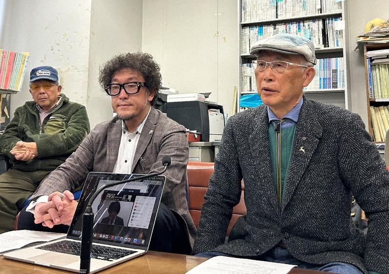 最高裁での弁論開始決定を受けて記者会見する原告の池上治男さん（右）と中村憲昭弁護士（中央）＝札幌市中央区で2025年12月23日、谷口拓未撮影