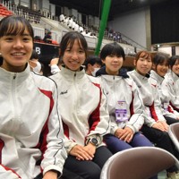 初めての都大路で最後までたすきをつないだ城東の選手たち＝京都市右京区の市体育館で2025年12月21日、中田博維撮影