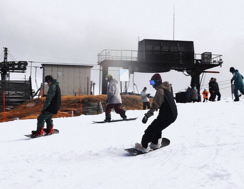 鮮やかなシュプール 日本最南端、五ケ瀬スキー場オープン ／宮崎