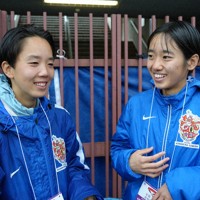 瀬戸口凜主将（左）とレースを振り返る野口紗喜音選手＝京都市で2025年12月21日午後0時12分、岡崎英遠撮影