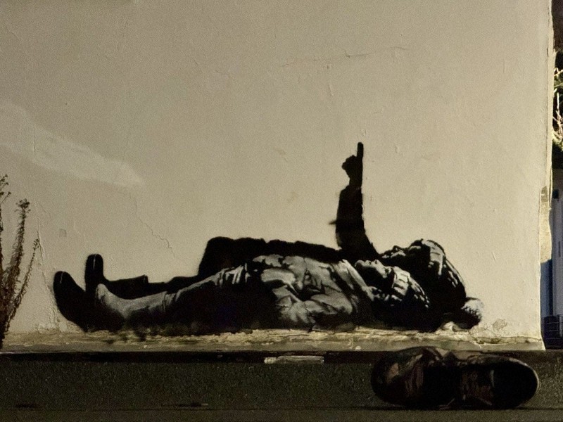 バンクシー：バンクシー、「寝転がる子」新作 ホームレス問題意図か