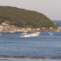 椿泊半島の南岸に建つ椿泊小。藩政時代にあった森一族の館は、学校右手（東側）に建つ住宅付近にも広がっていたとみられる。右奥は紀伊水道＝徳島県阿南市で2025年11月15日午後4時5分、植松晃一撮影
